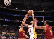 虎扑-包含阿扎伦卡爆冷击败湖人，回归赛场引爆全场！的词条